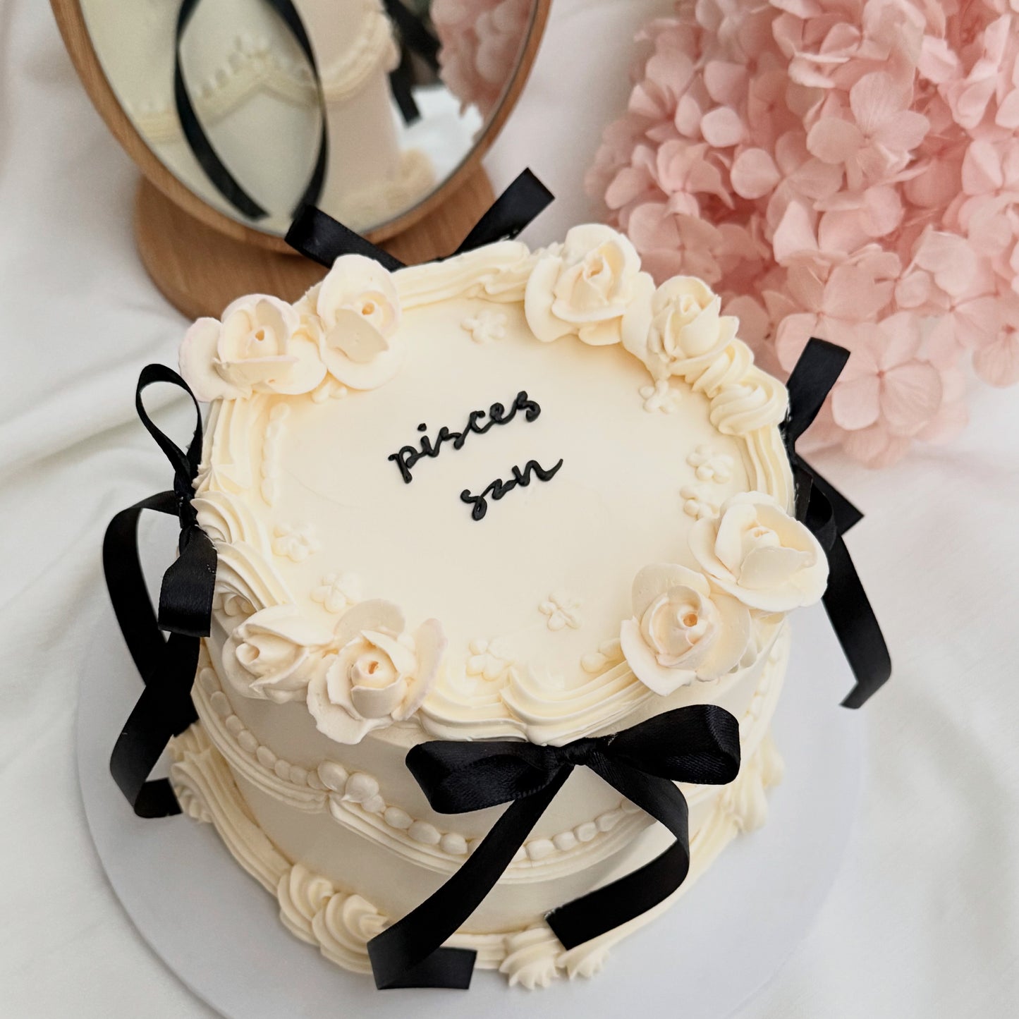 Black/White Roses Vintage cake