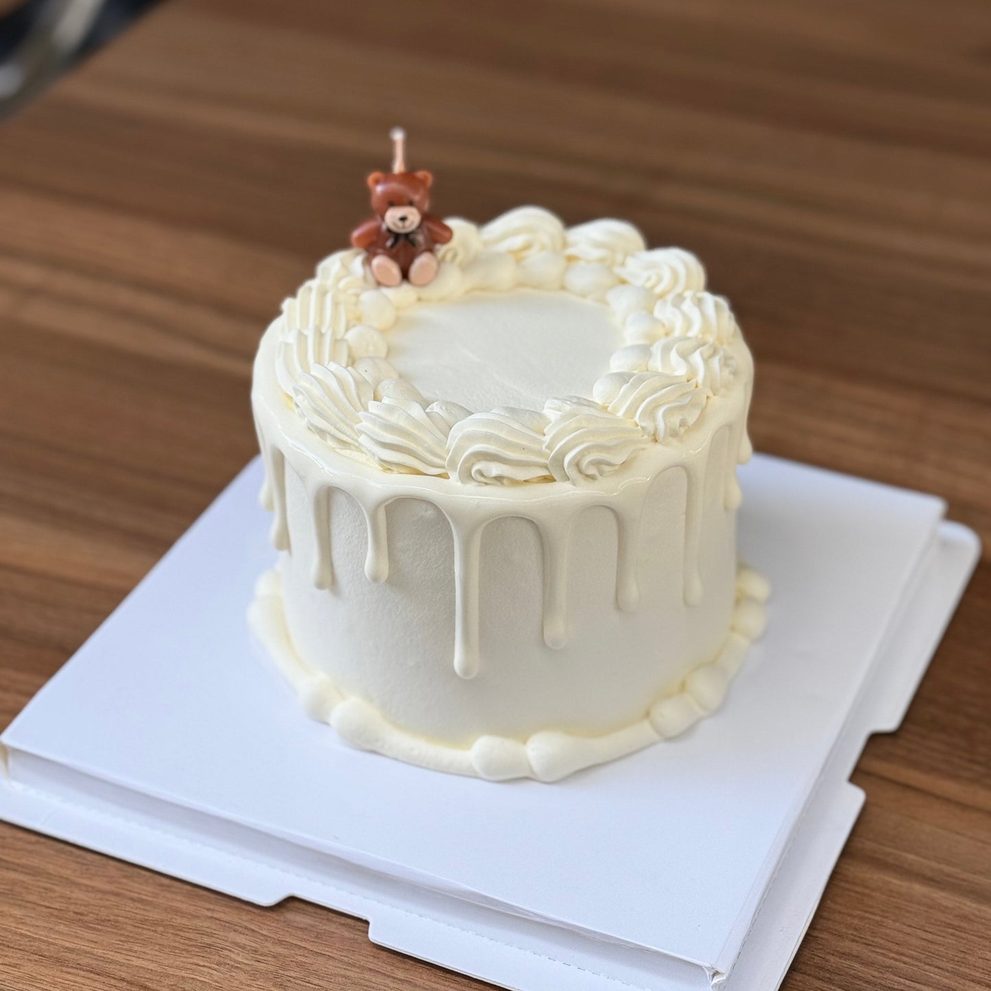 Simple Vintage Bear cake