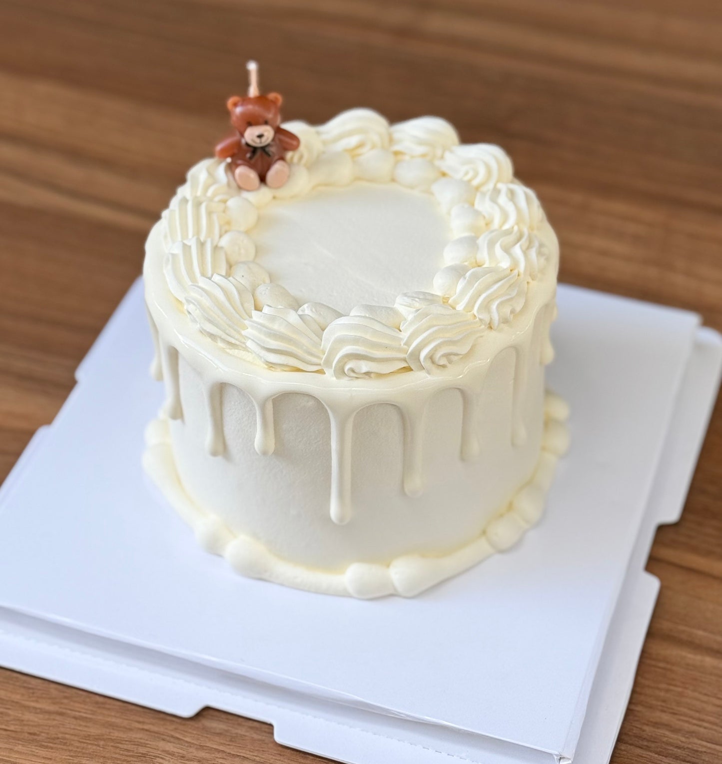 Simple Vintage Bear cake