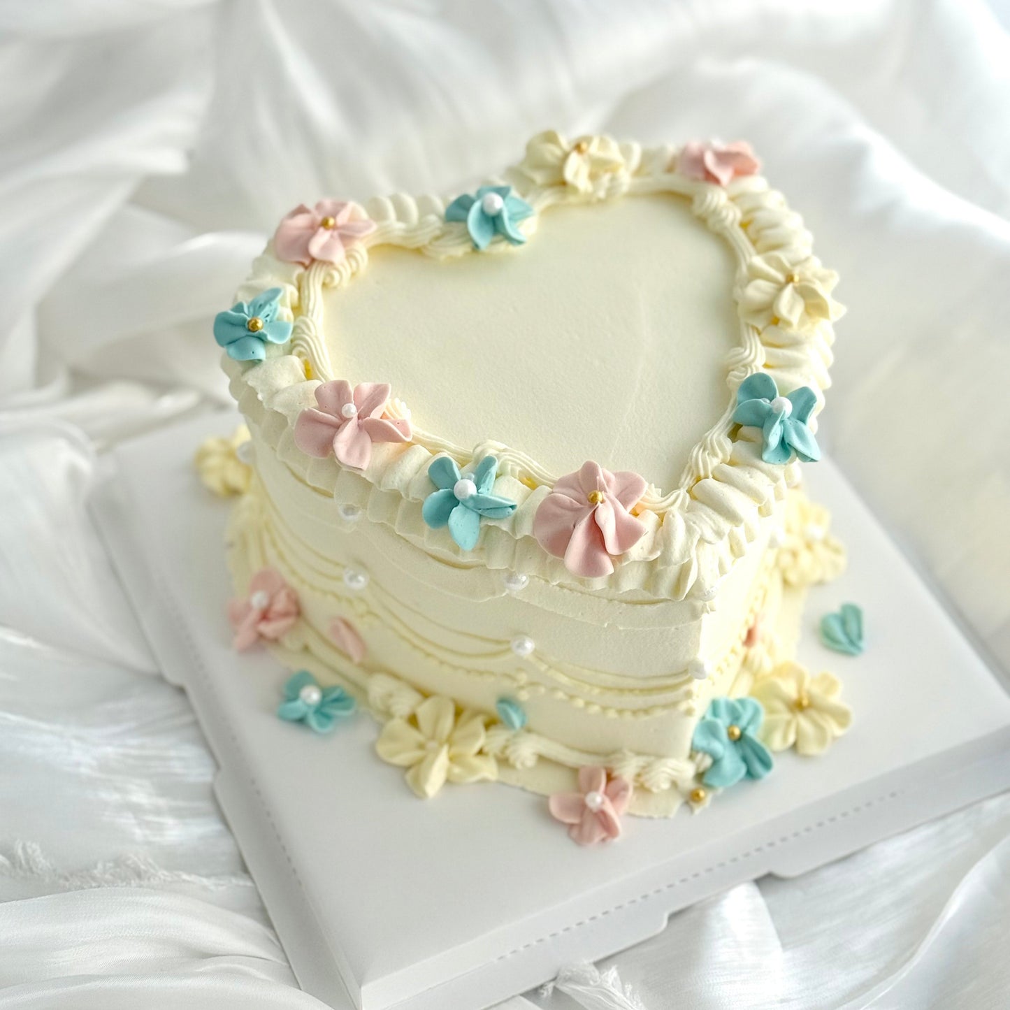 Baby Shower Heart Vintage cake