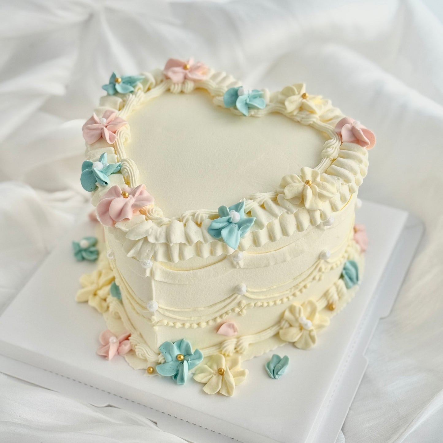 Baby Shower Heart Vintage cake